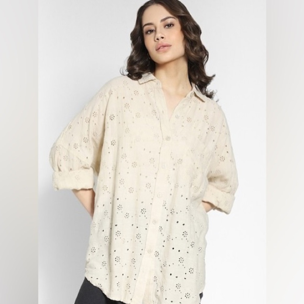 American Eagle Outfitters Beige Eyelet Oversized Laggonlook Button-Down Shirt XS